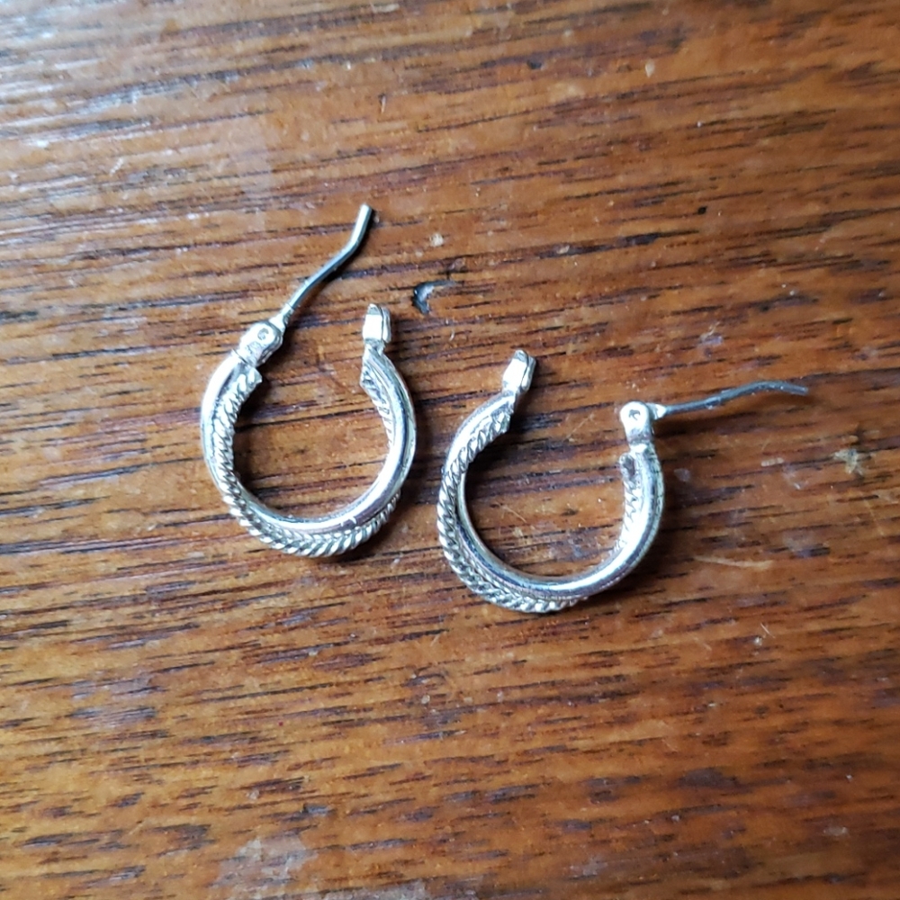 🦋🎁NWOT Silver hoop earrings